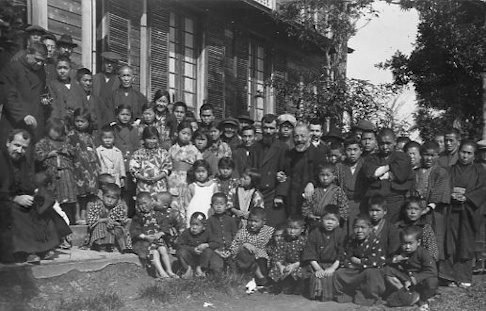 �{�苳��̐M�ҒB�Ƃ̎ʐ^